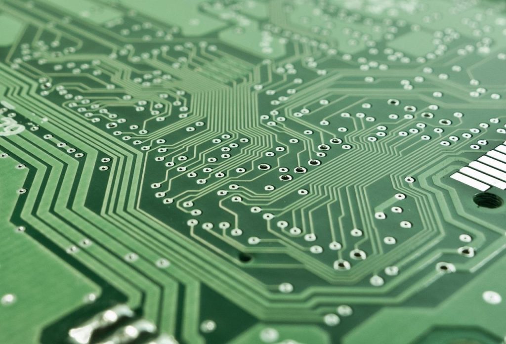 Timeline die de evolutie van elektronica reparatie toont, van handmatige reparaties vroeger naar moderne duurzame reparatie-i